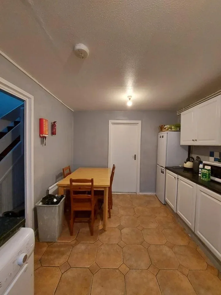 Room Shipman Road in Greater London