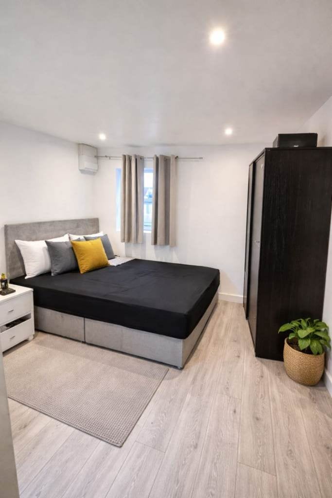 Room Fourth Avenue in Birmingham
