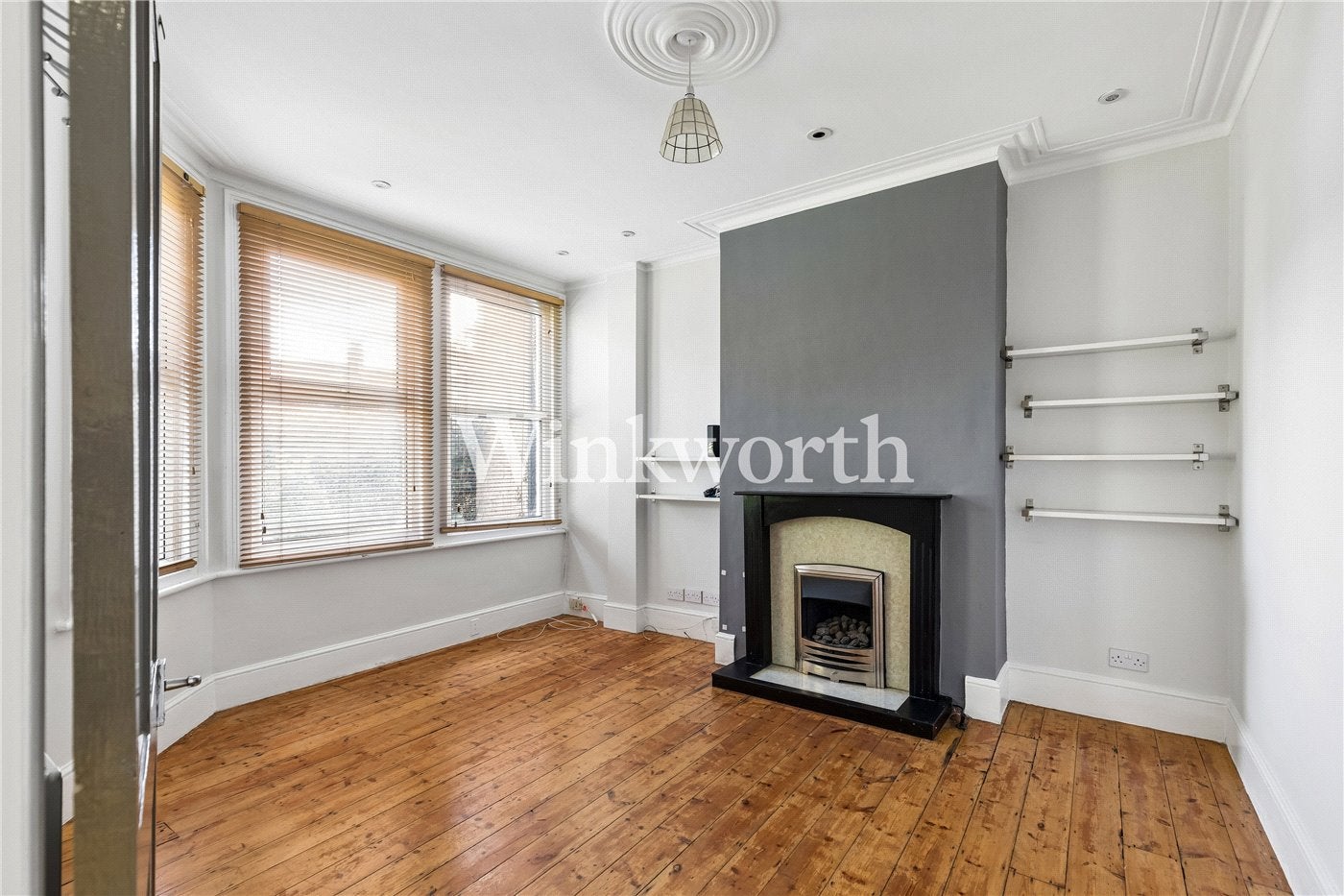 Flat Fairbourne Road in Greater London