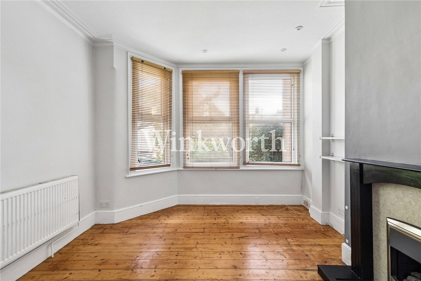 Flat Fairbourne Road in Greater London
