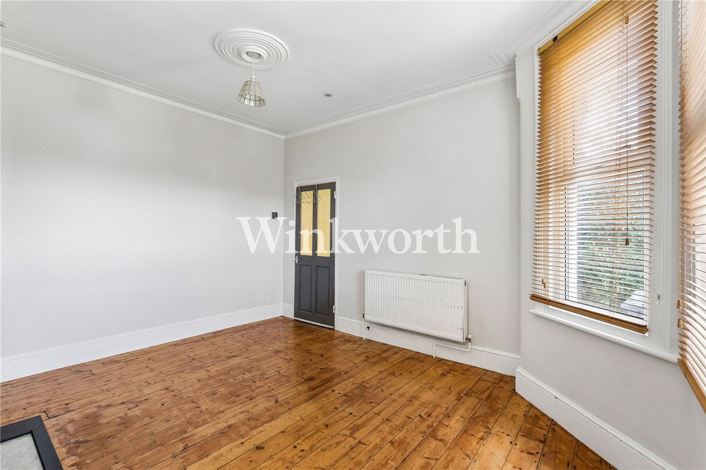 Flat Fairbourne Road in Greater London