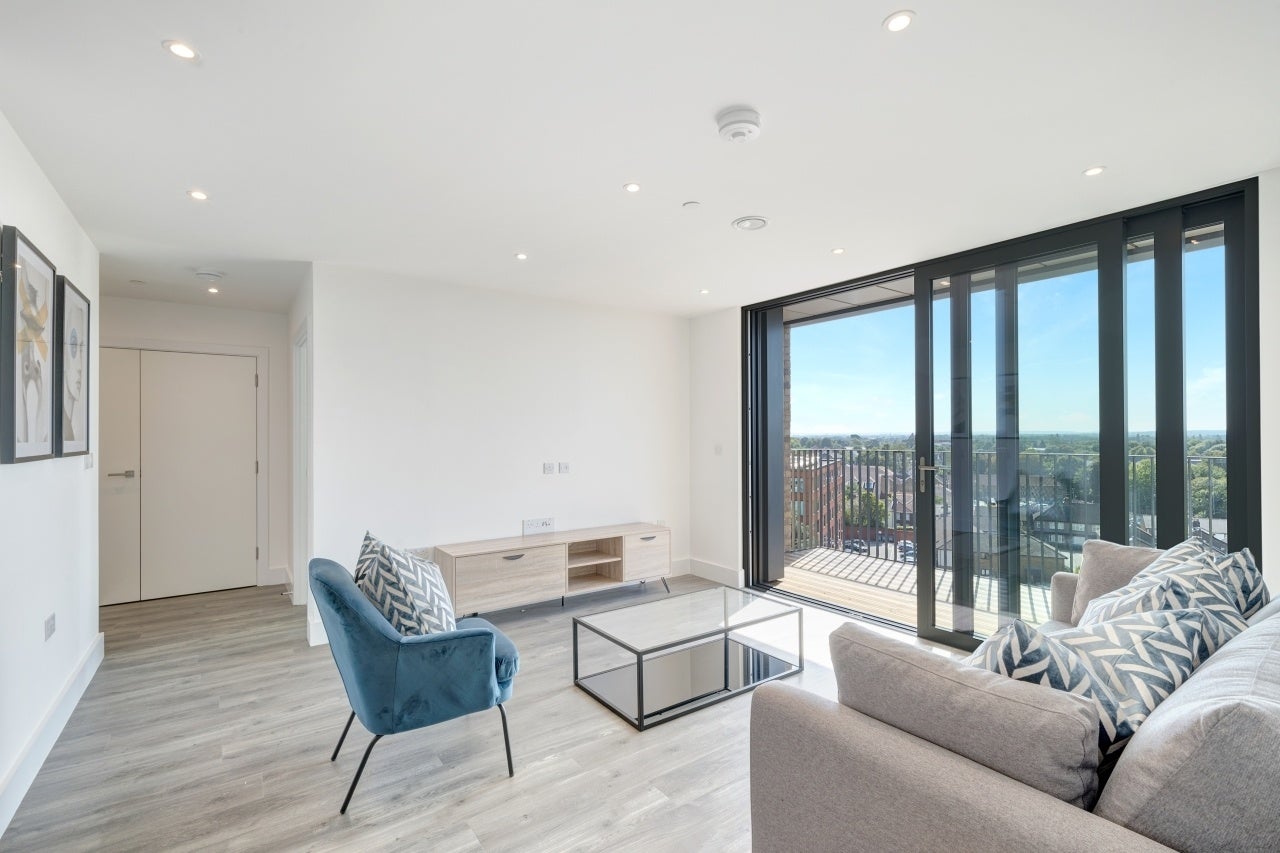Flat Fairfield Avenue in Borough of Spelthorne