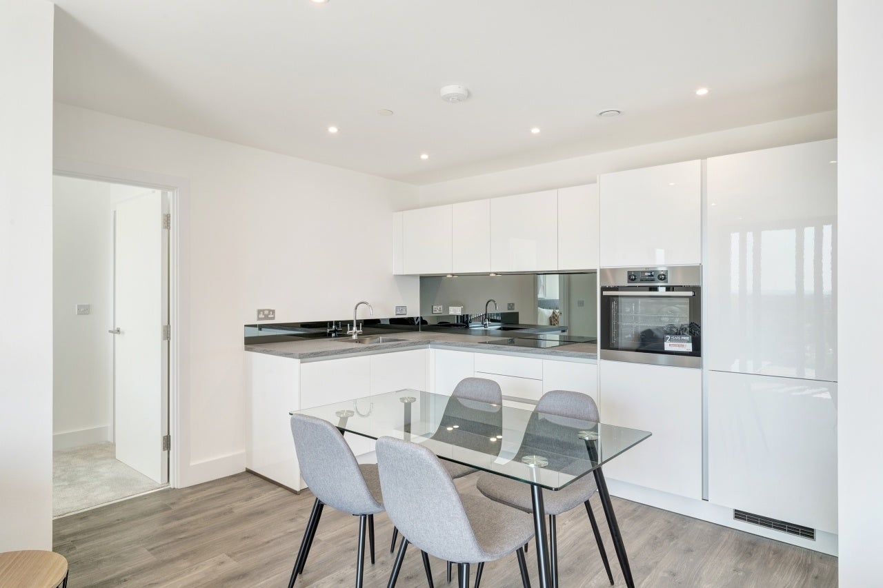 Flat Fairfield Avenue in Borough of Spelthorne