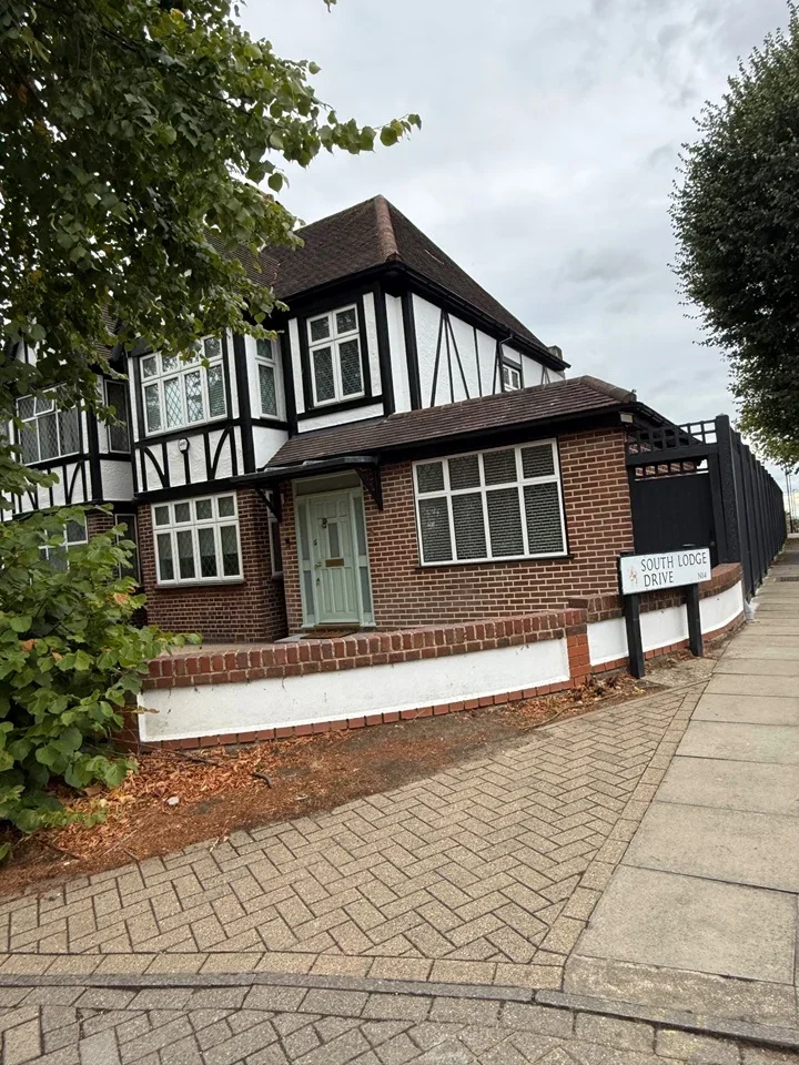 Room Bramley Road in Greater London