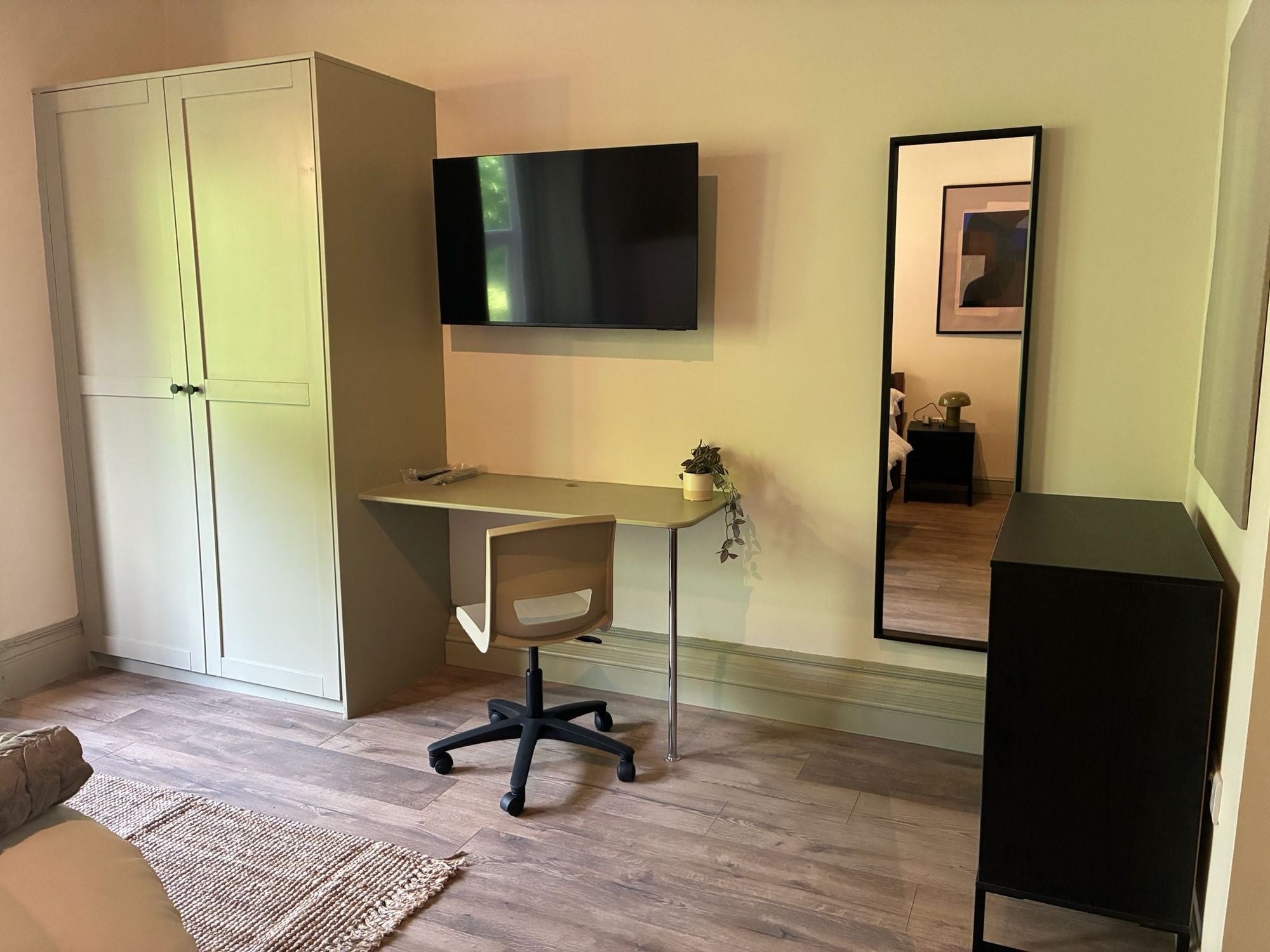 Room Moorland Road in Leeds