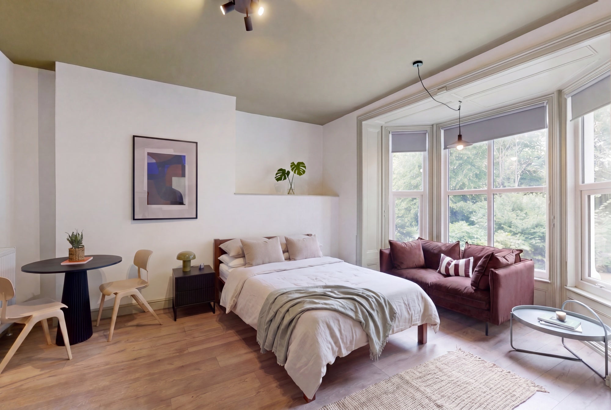 Room Moorland Road in Leeds