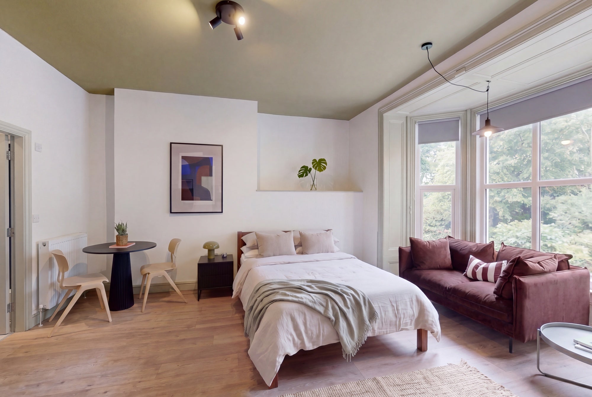Room Moorland Road in Leeds