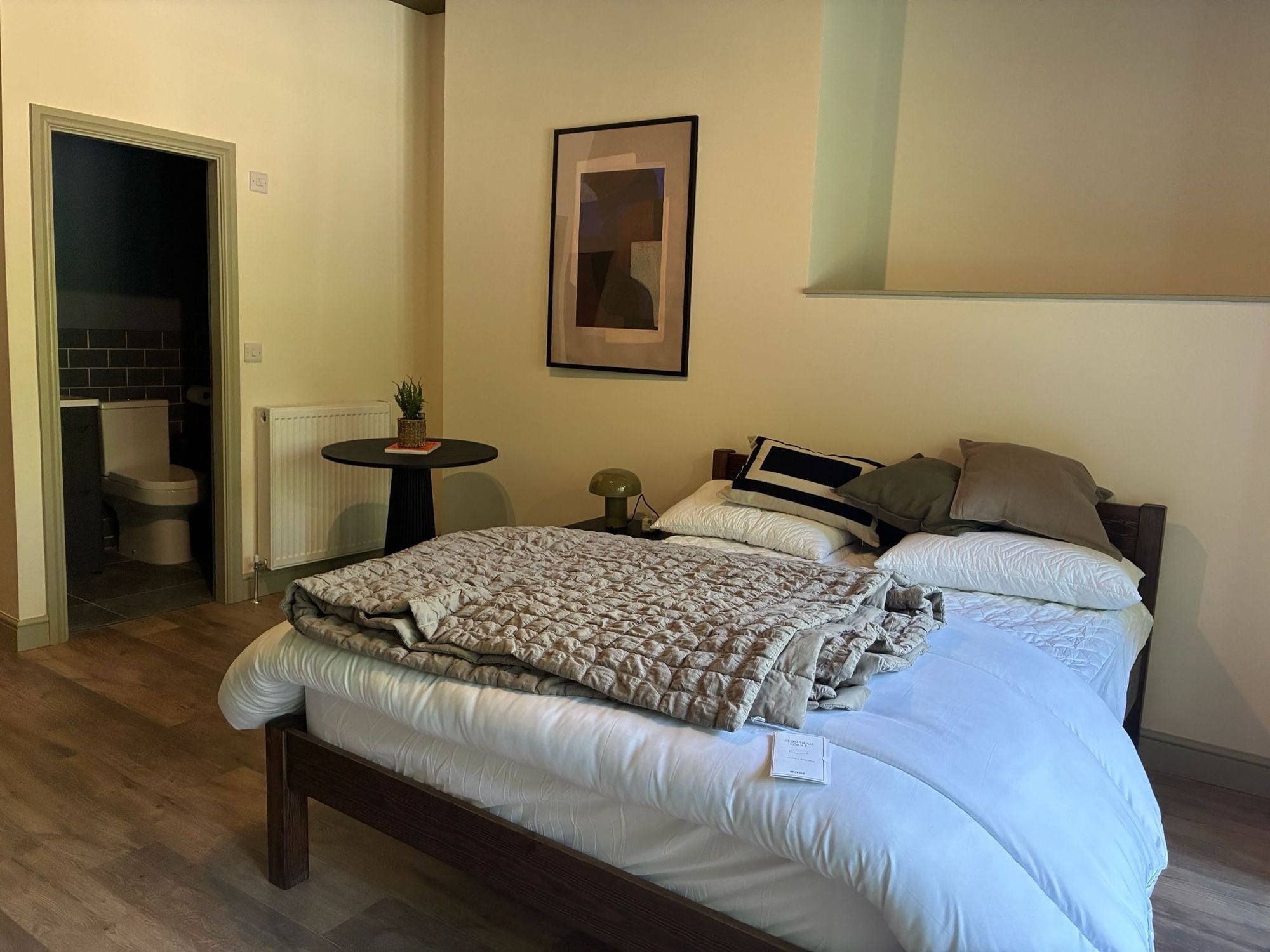 Room Moorland Road in Leeds