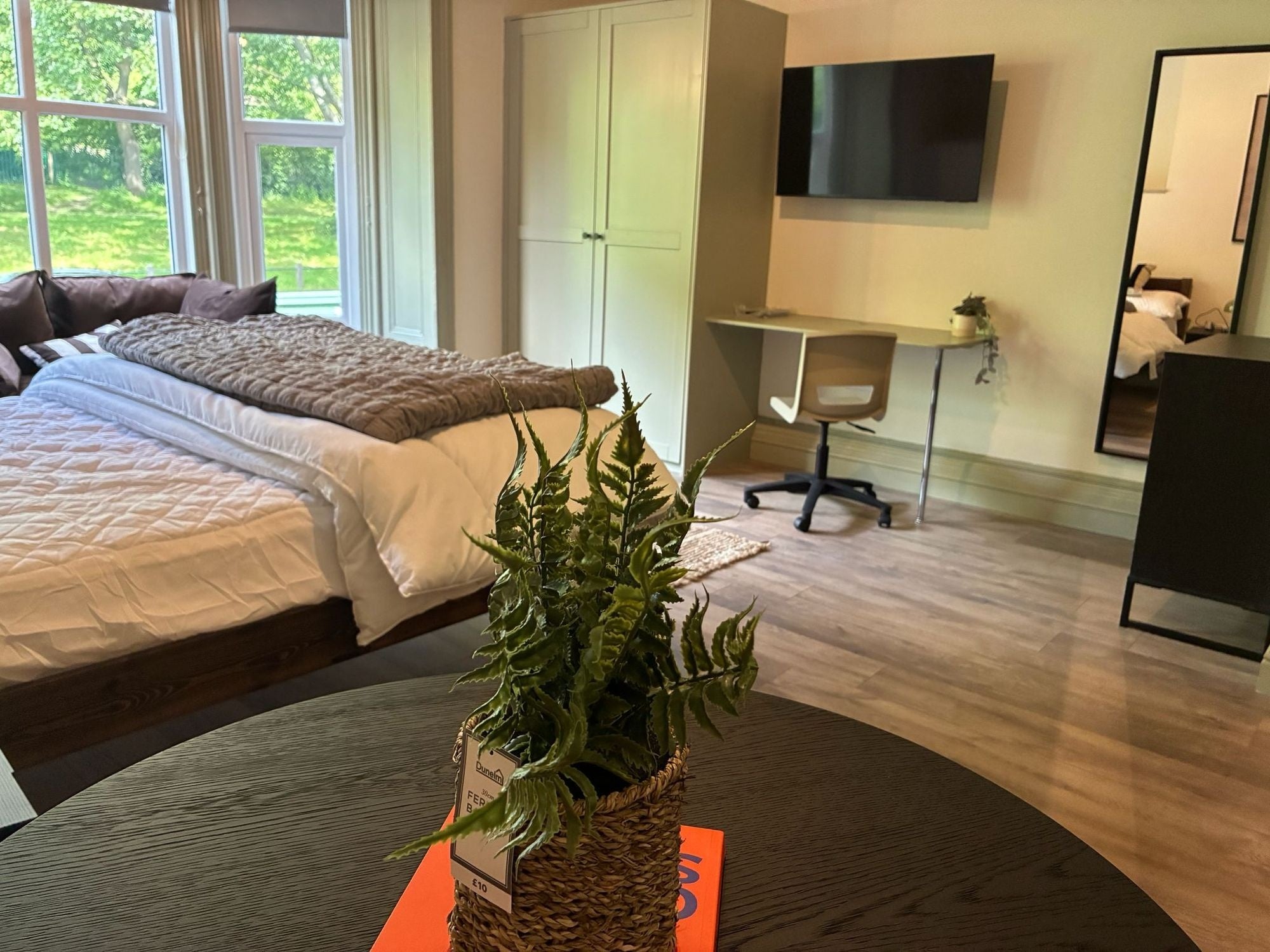 Room Moorland Road in Leeds