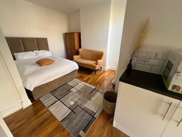 Flat Ulverstone Road in Greater London