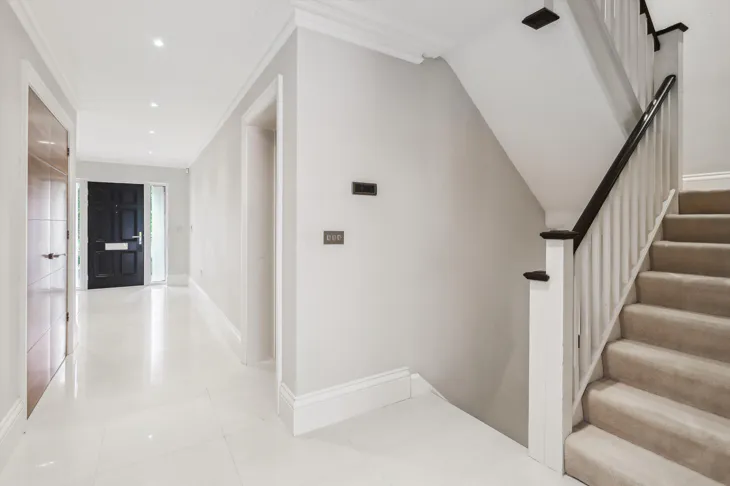 House Oatlands Chase in Elmbridge