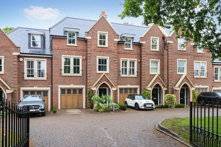 House Oatlands Chase in Elmbridge