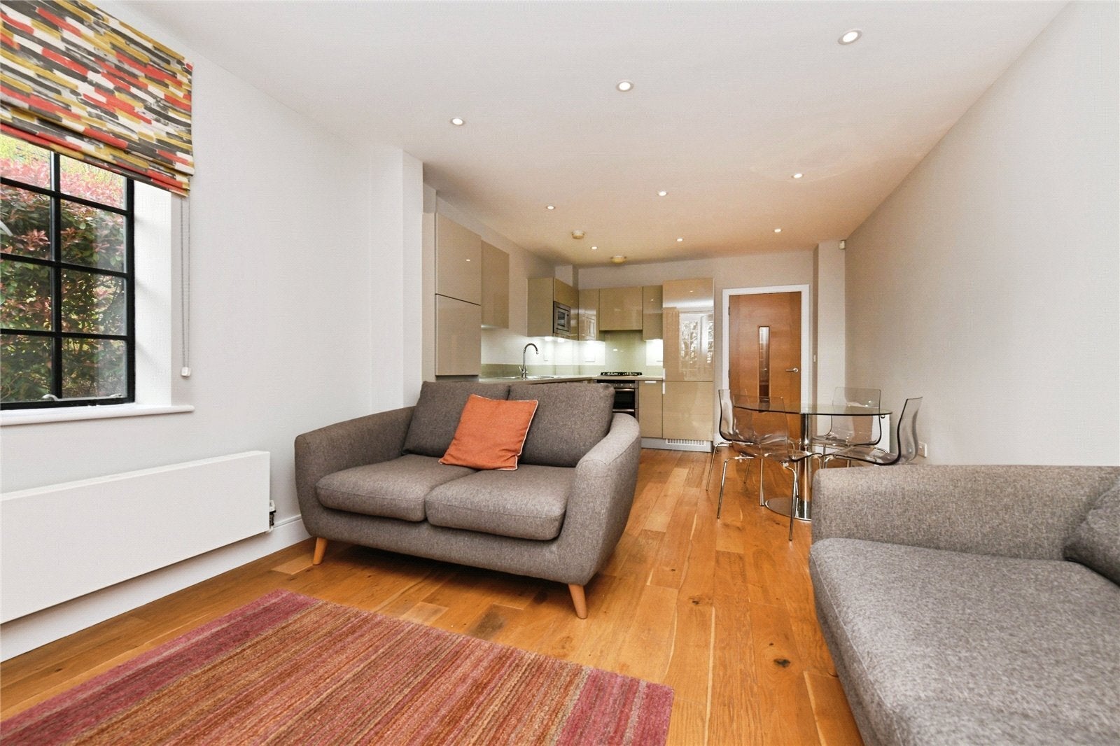 Flat Fantasia Court in Brentwood