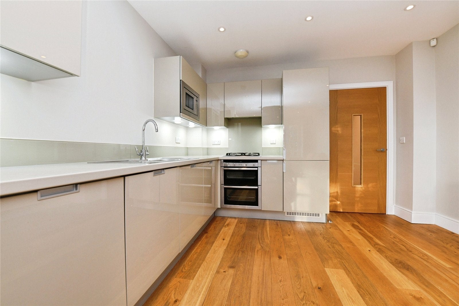 Flat Fantasia Court in Brentwood