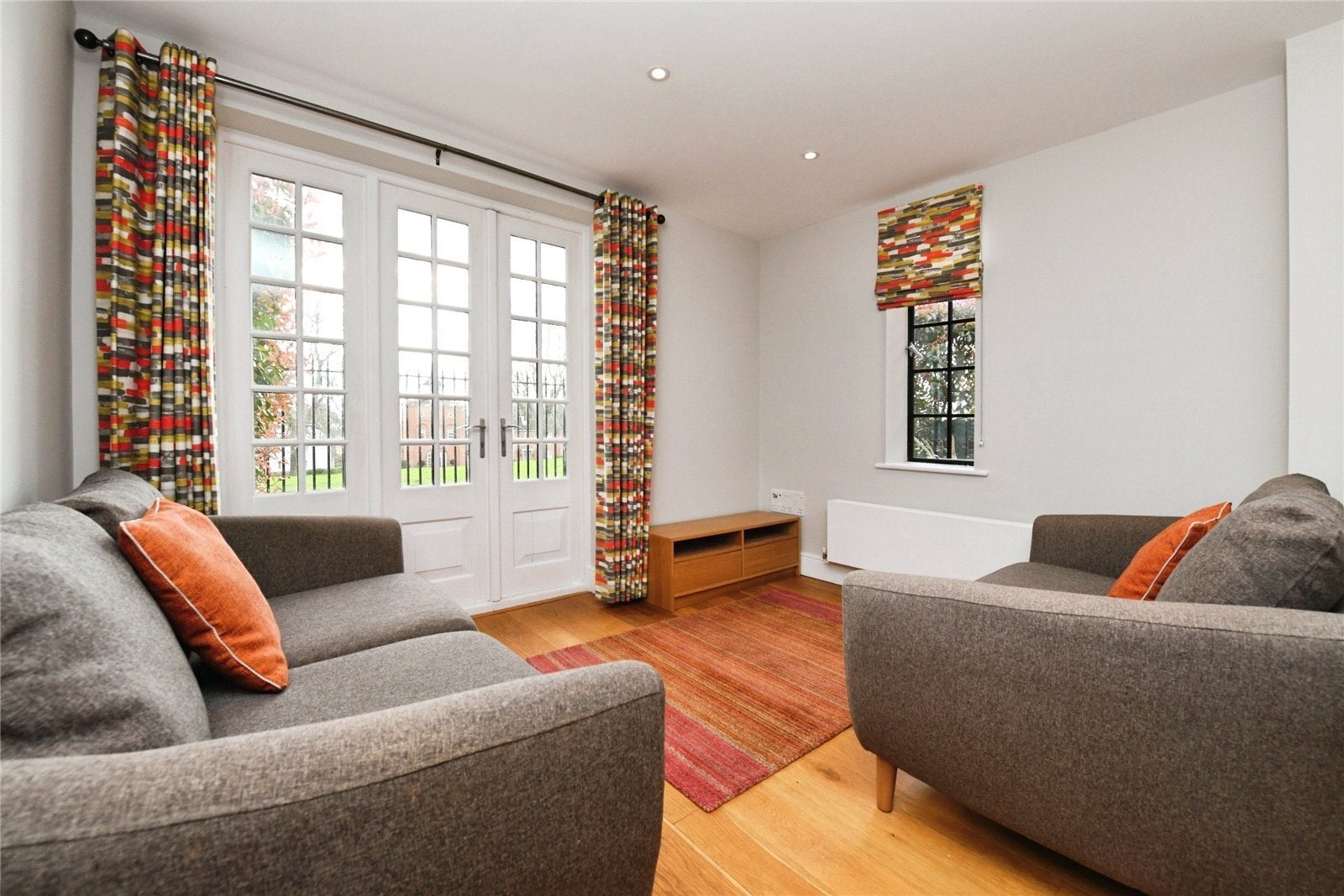 Flat Fantasia Court in Brentwood