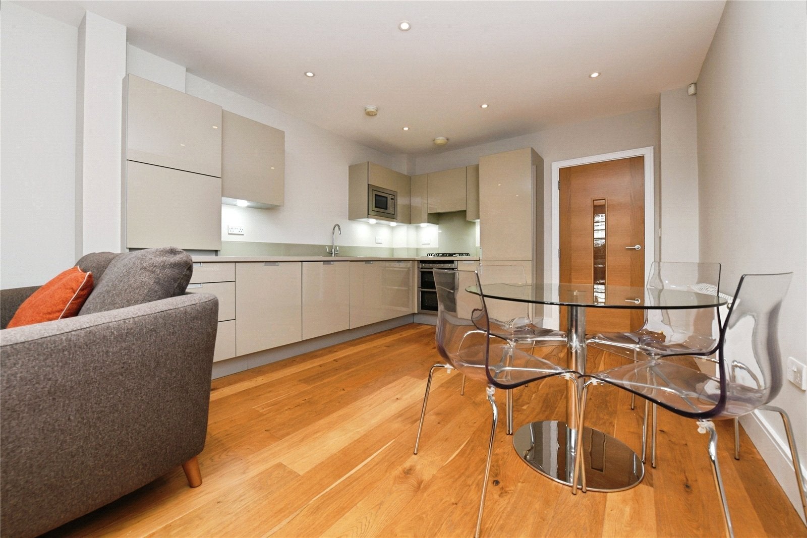 Flat Fantasia Court in Brentwood