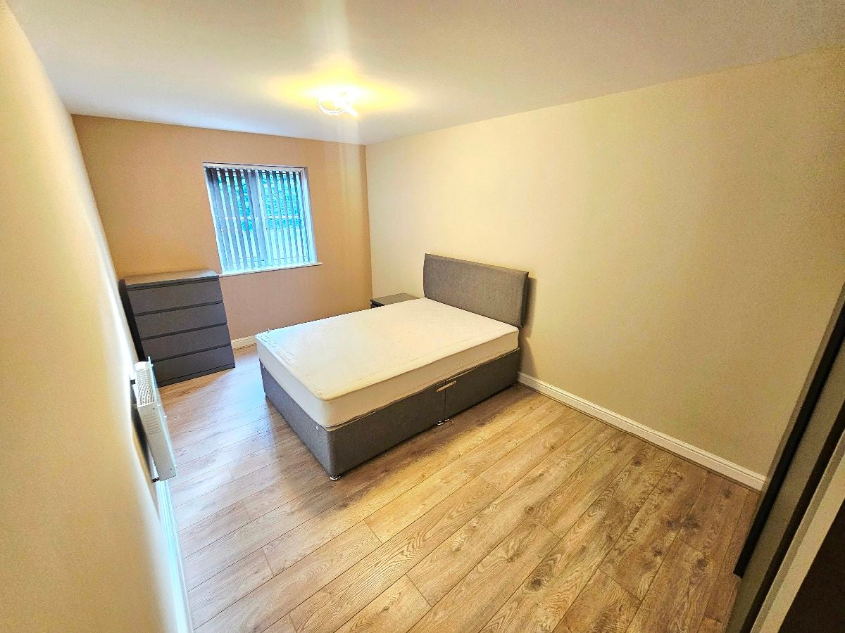 Flat Victoria Crescent in Salford