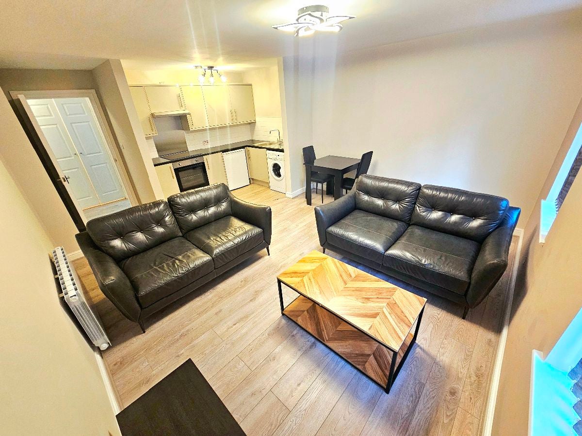 Flat Victoria Crescent in Salford