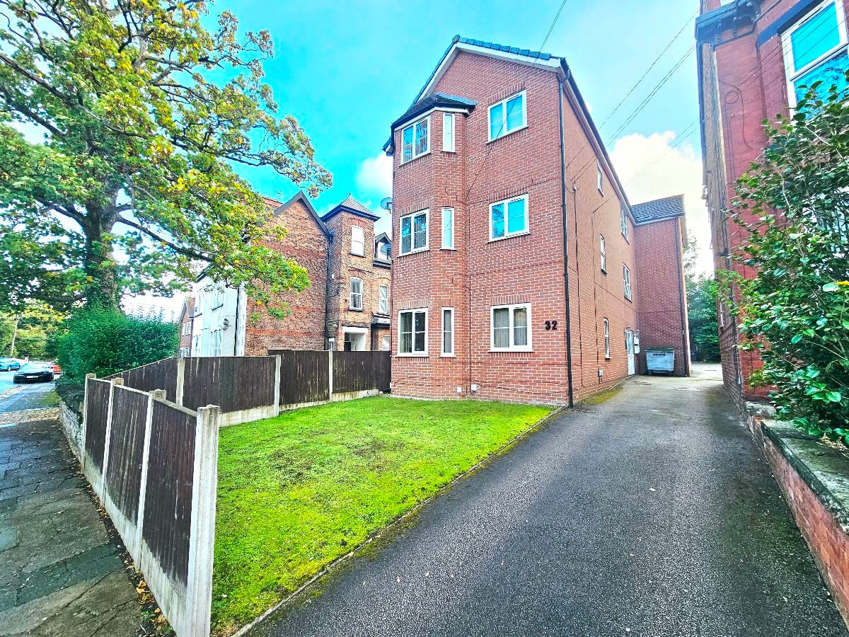 Flat Victoria Crescent in Salford