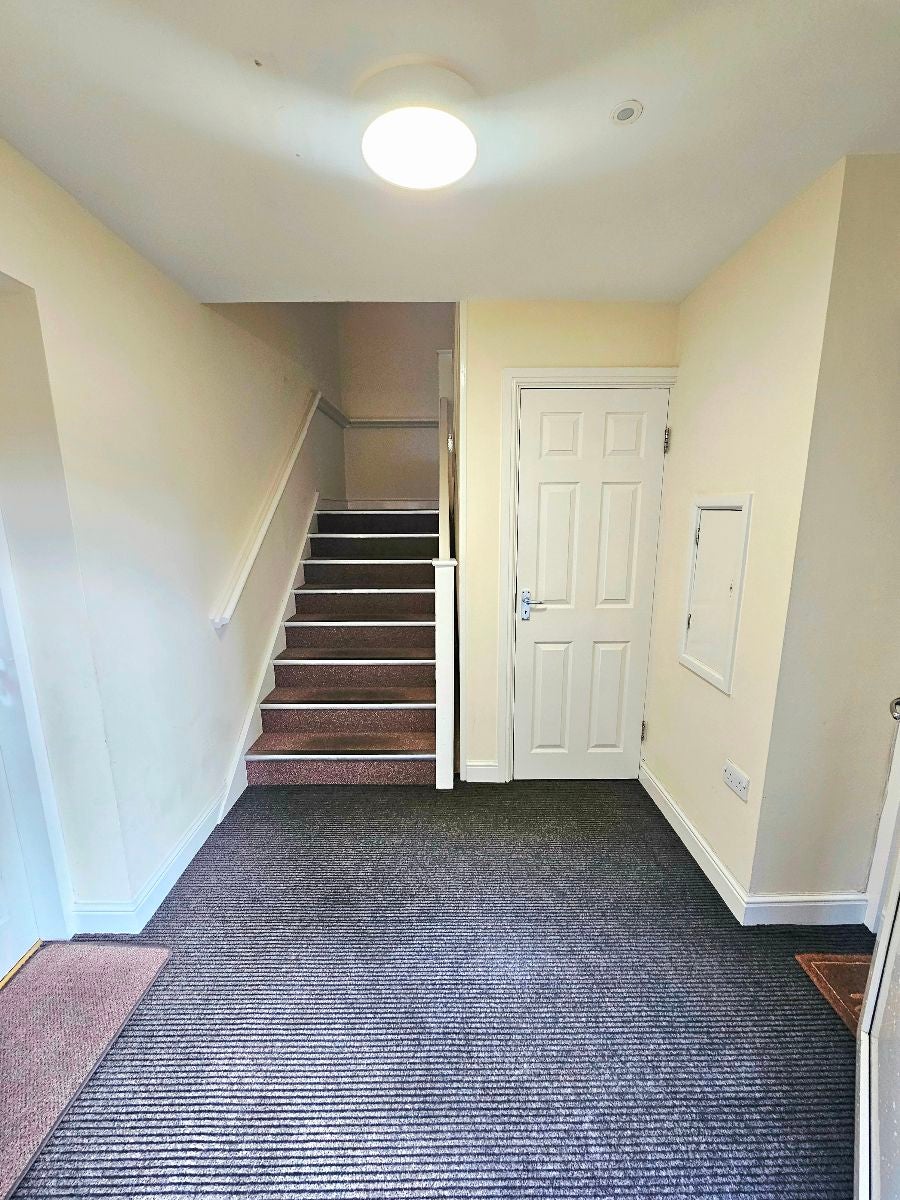 Flat Victoria Crescent in Salford