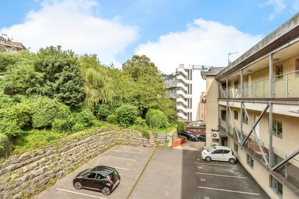 Flat Hotwell Road in Bristol