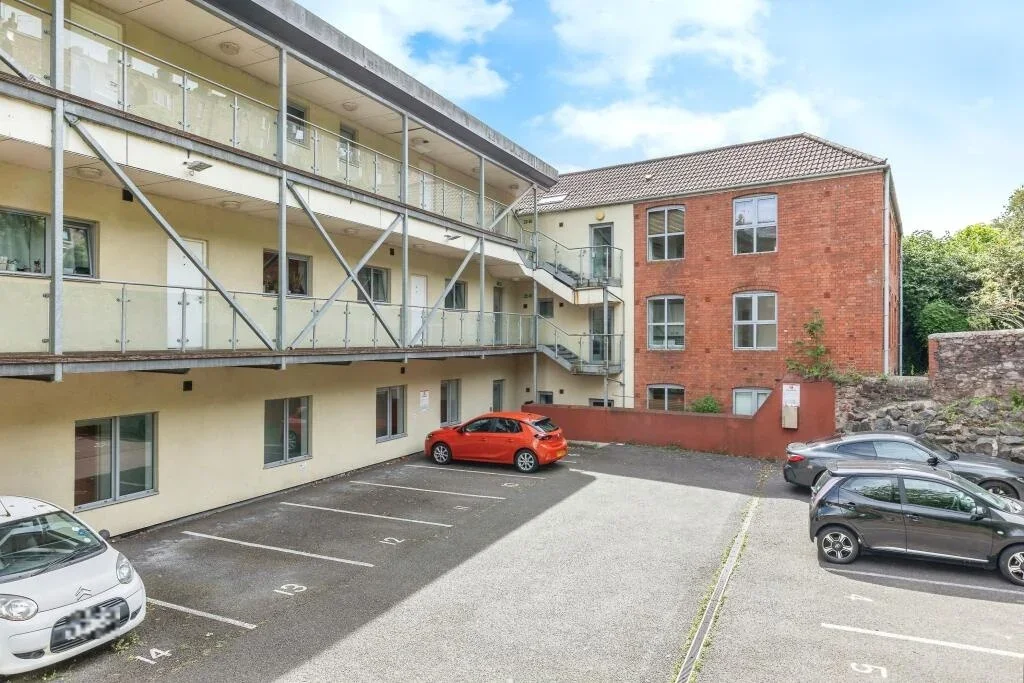 Flat Hotwell Road in Bristol