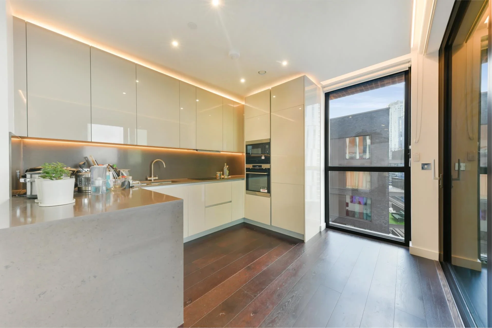 Flat Ponton Road in Greater London
