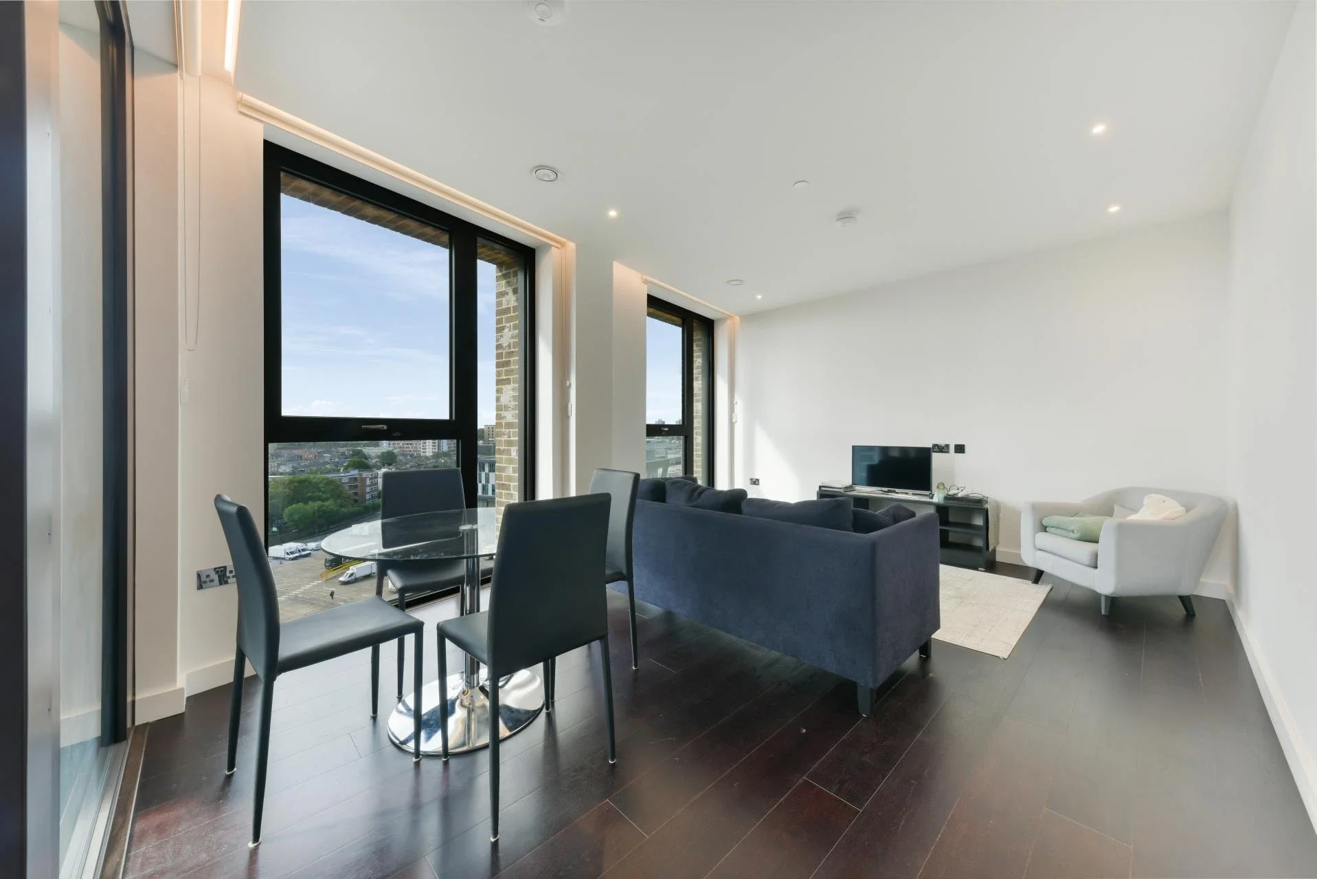 Flat Ponton Road in Greater London