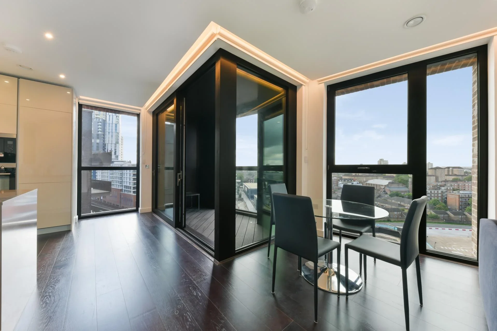 Flat Ponton Road in Greater London
