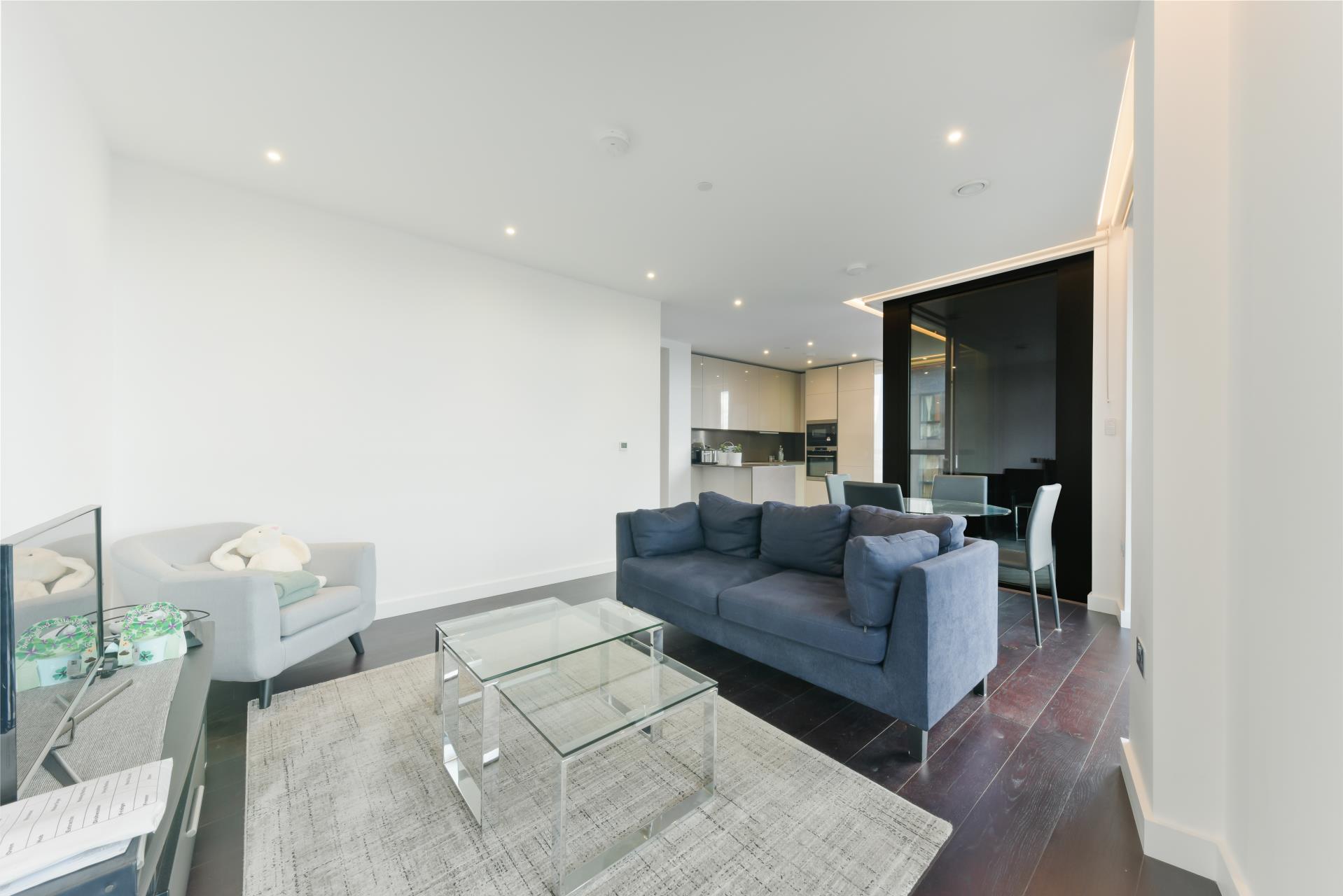 Flat Ponton Road in Greater London