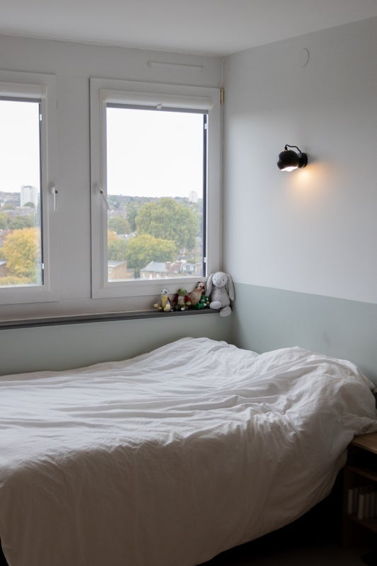 Flat Courland Grove in Greater London