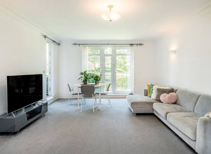 Flat Allandale Avenue in Greater London