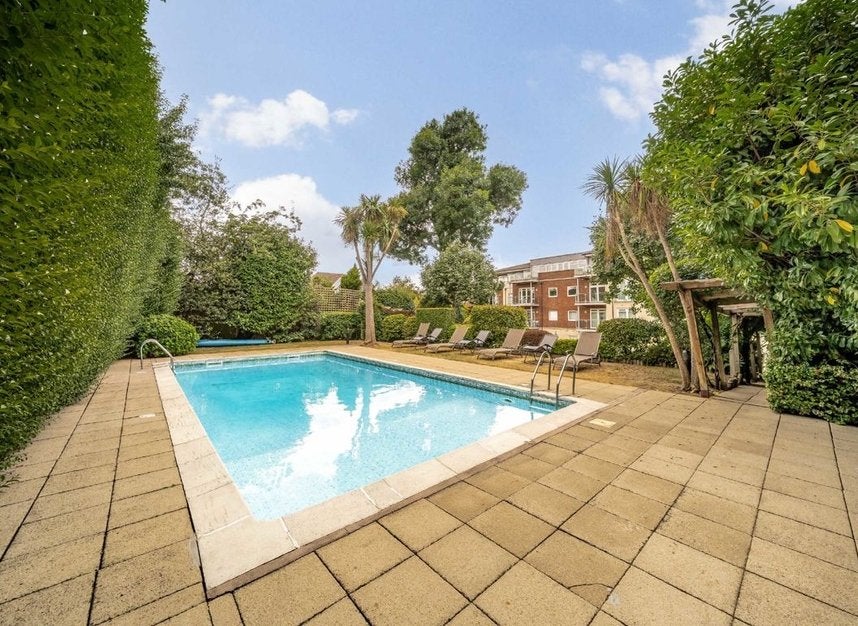 Flat Allandale Avenue in Greater London