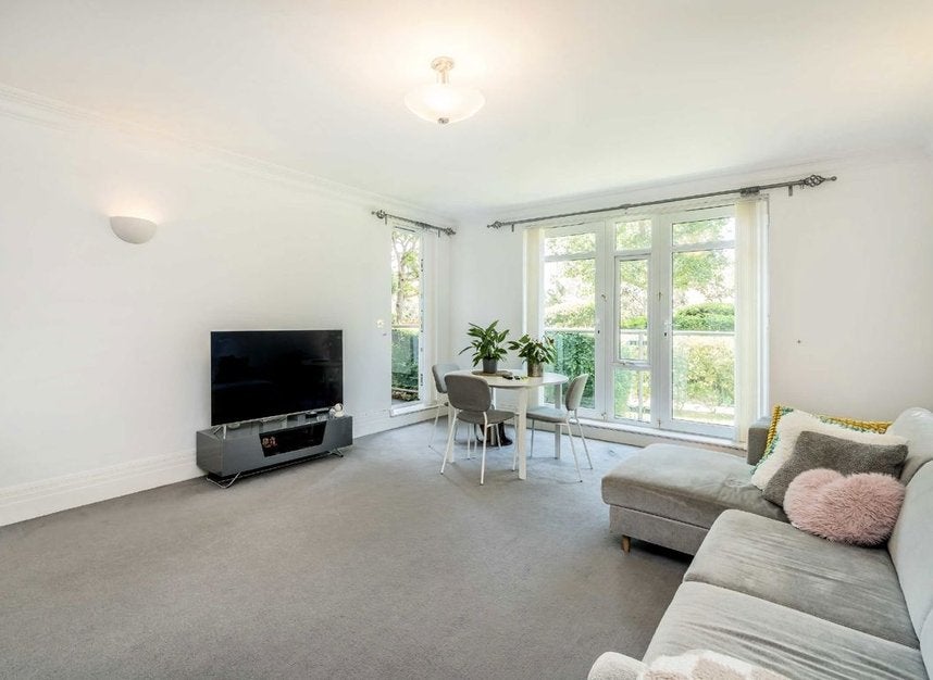 Flat Allandale Avenue in Greater London
