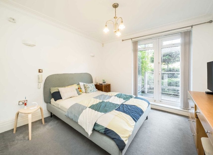 Flat Allandale Avenue in Greater London