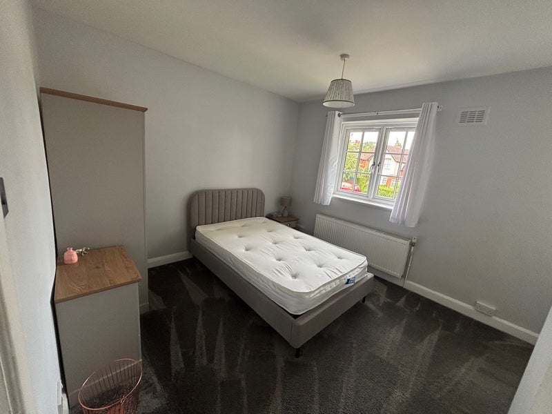 Room Woodlands Park Road in Birmingham
