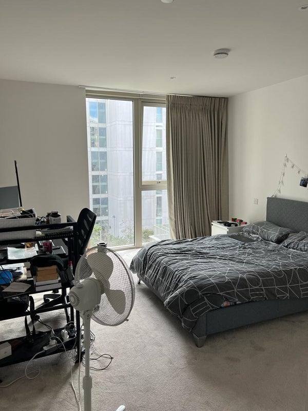 Room Schooner Road in Greater London