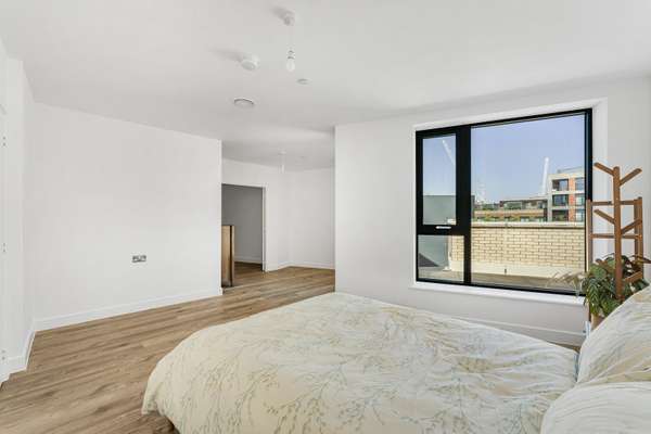 Flat Monier Road in Greater London