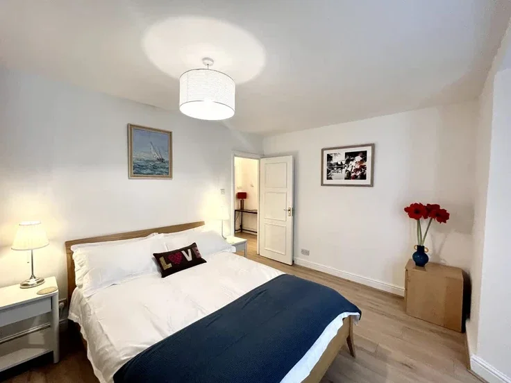 Flat Hatherley Grove in City of Westminster