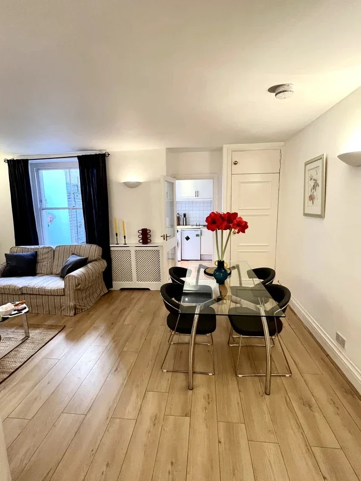 Flat Hatherley Grove in City of Westminster