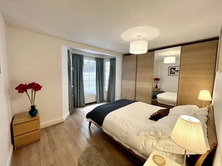 Flat Hatherley Grove in City of Westminster