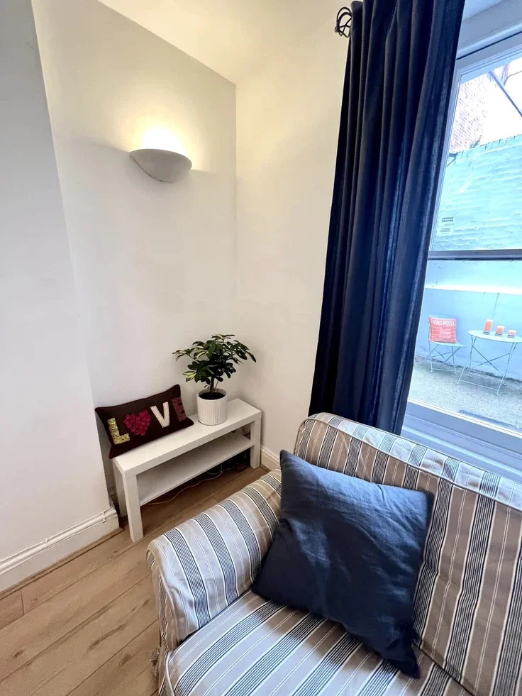 Flat Hatherley Grove in City of Westminster