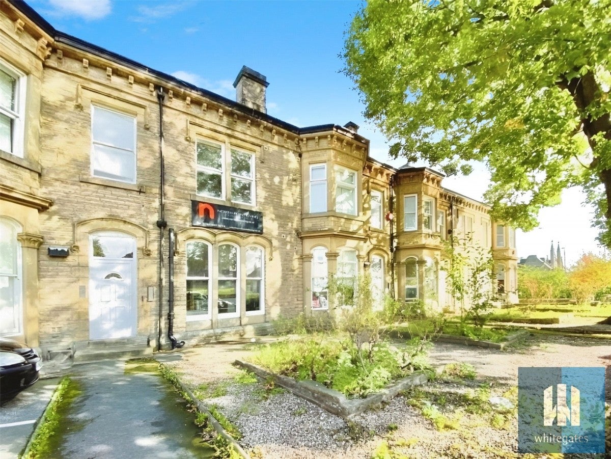 Flat Elmwood Close in Kirklees