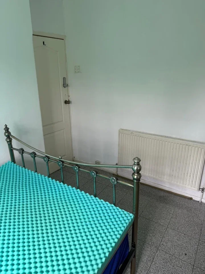 Room Hooks Hall Drive in Greater London