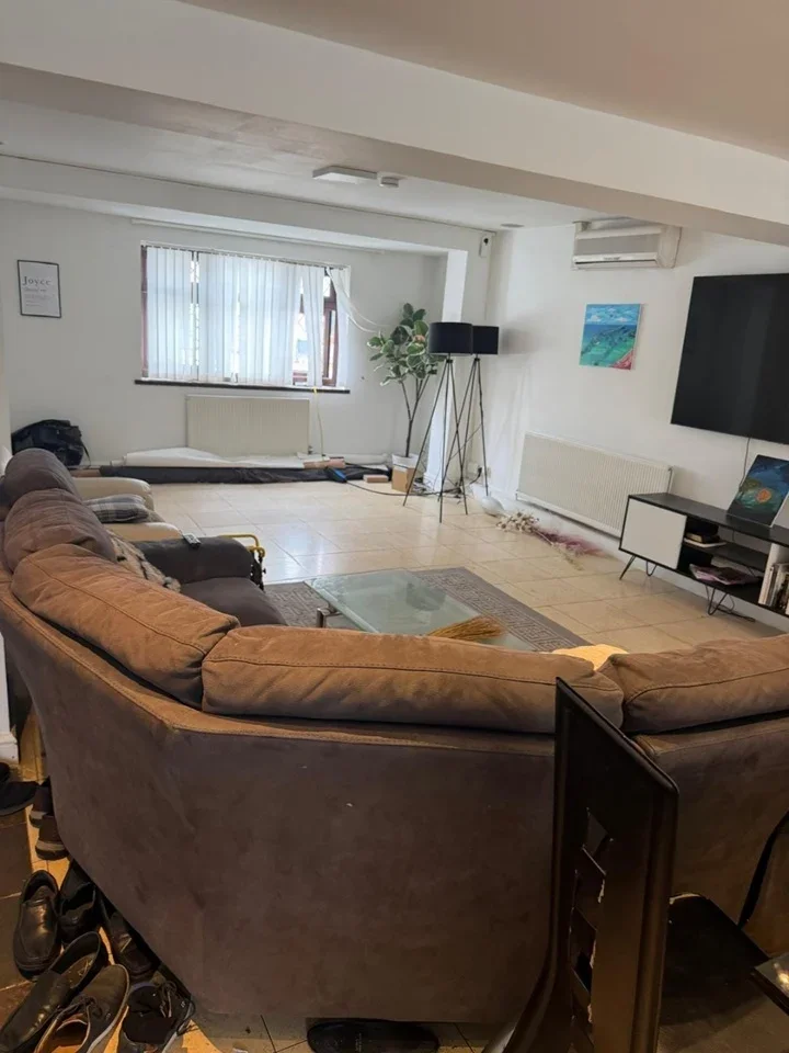 Room Hooks Hall Drive in Greater London