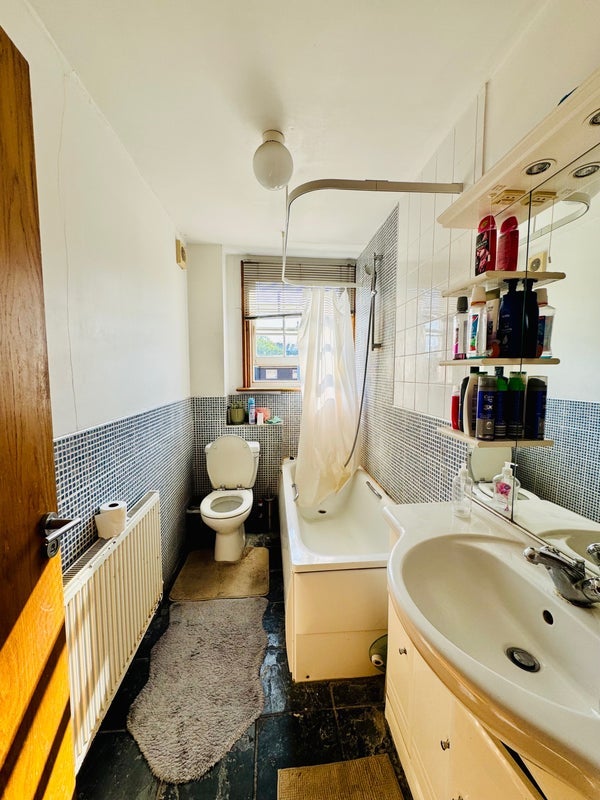Room Crown Mews in Greater London