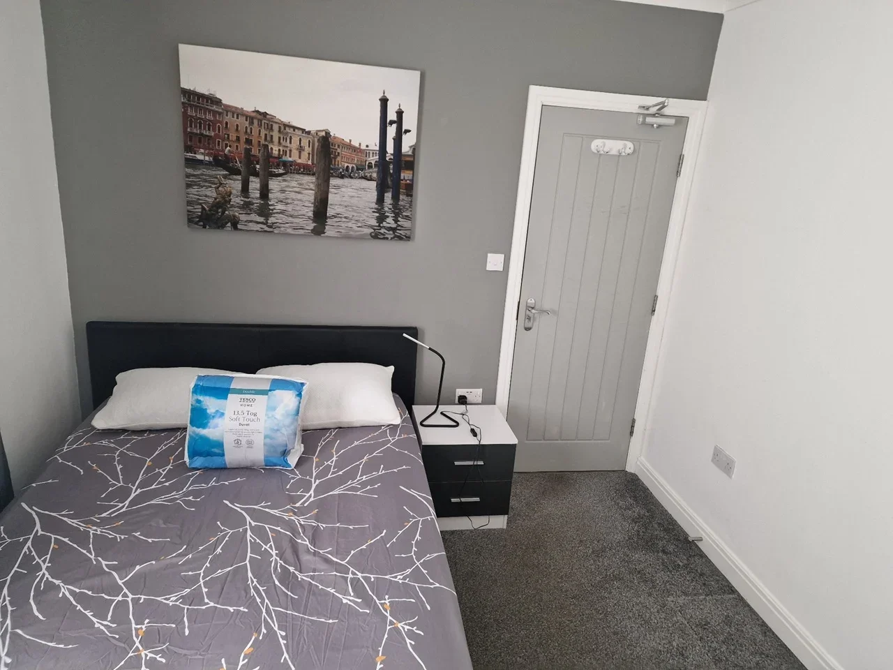 Room Haryngton Avenue in Warrington