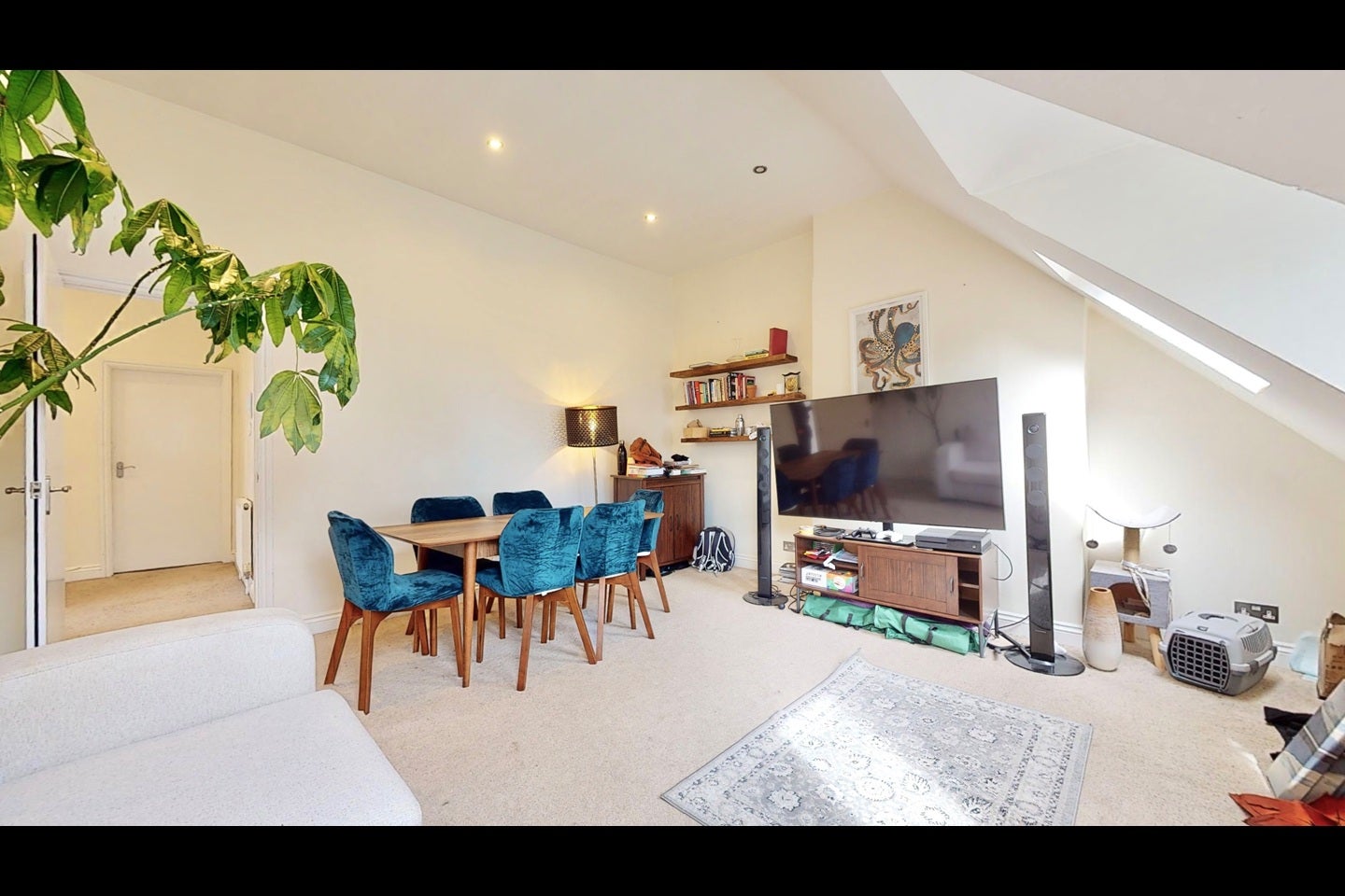 Flat Sunningfields Road in Greater London