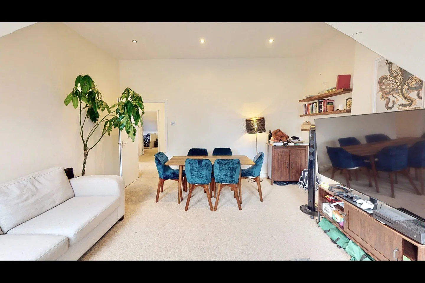 Flat Sunningfields Road in Greater London