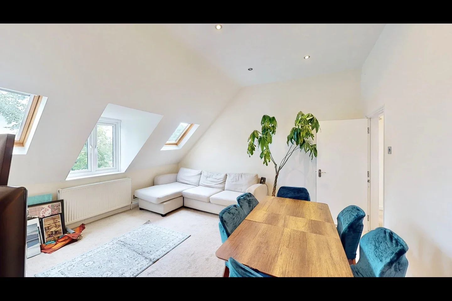 Flat Sunningfields Road in Greater London